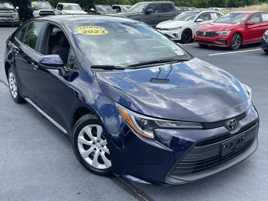 2023 Toyota Corolla LE photo 1
