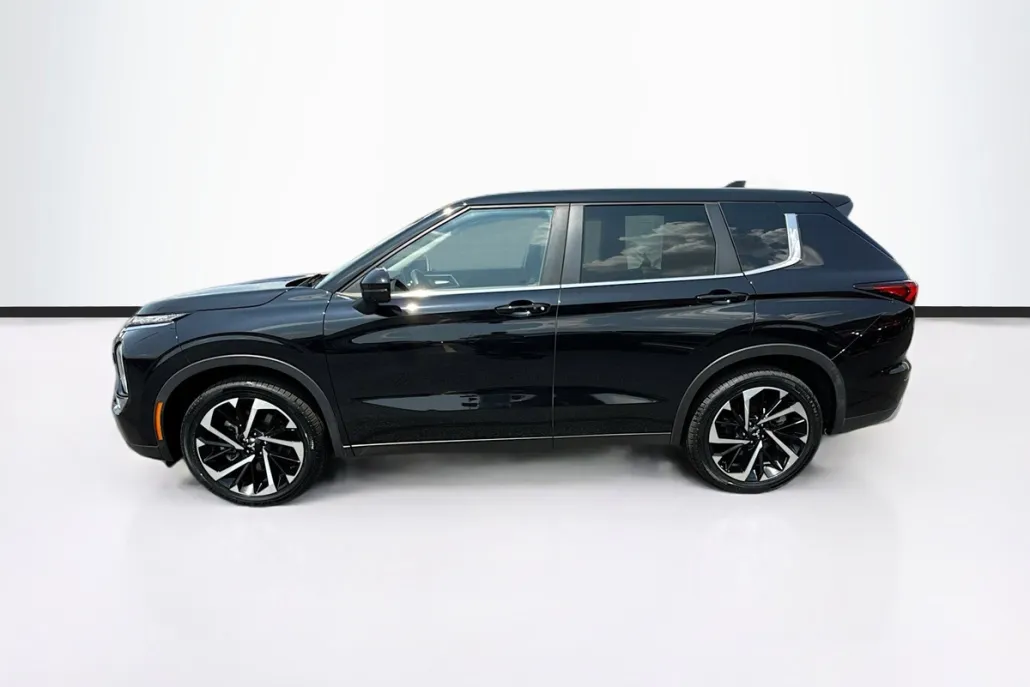 2022 Mitsubishi Outlander SE Black Edition photo 1
