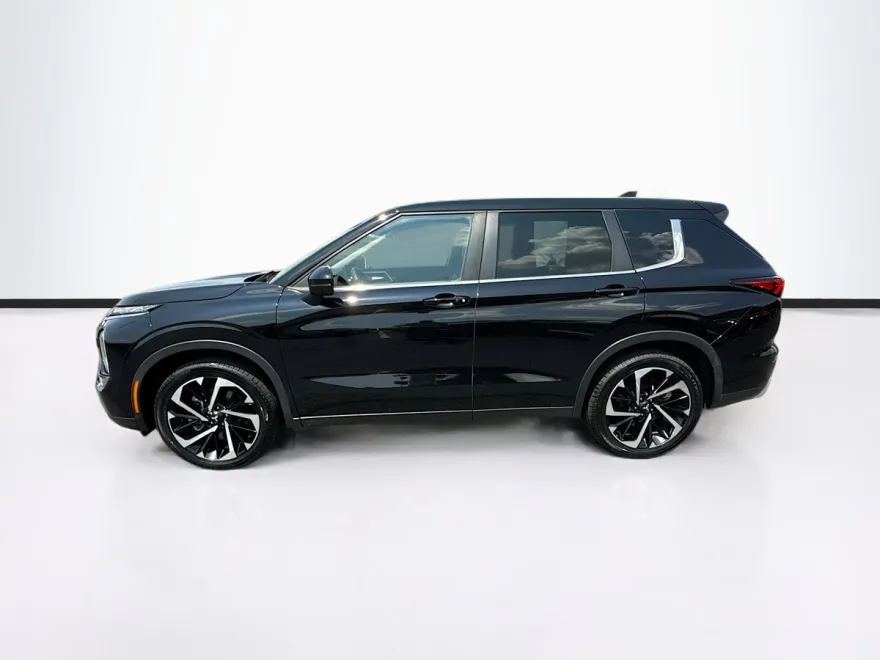 2022 Mitsubishi Outlander SE Black Edition photo 1