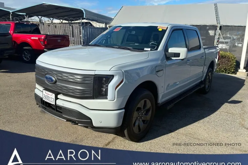 2023 Ford F-150 Lightning Lariat photo 1