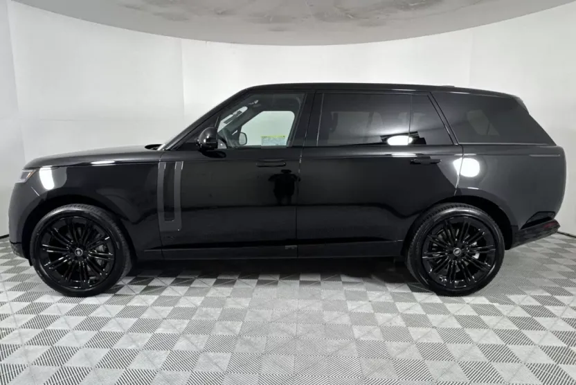 2025 Land Rover Range Rover SE photo 1