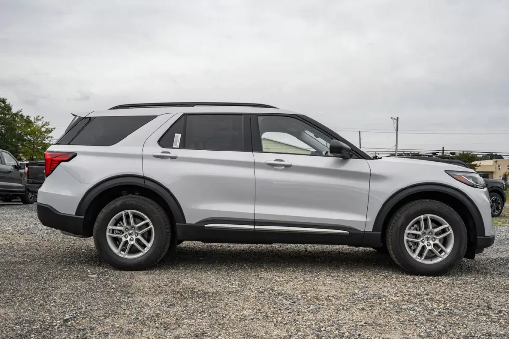 2025 Ford Explorer photo 1