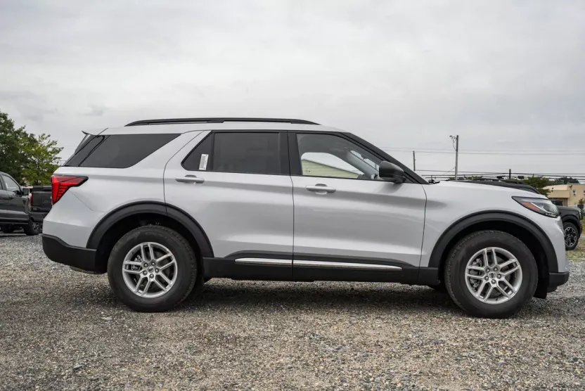 2025 Ford Explorer photo 1