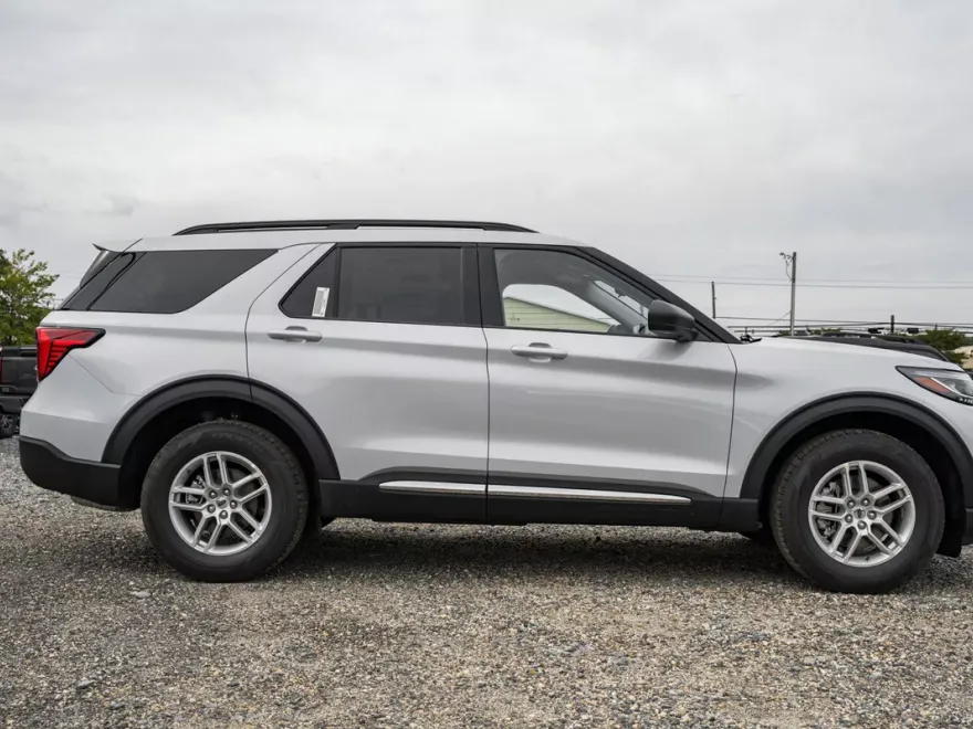 2025 Ford Explorer photo 1