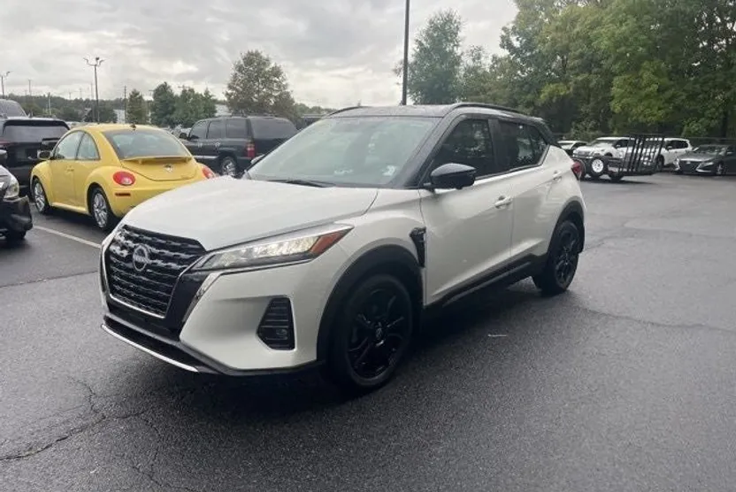 2024 Nissan Kicks SR photo 1