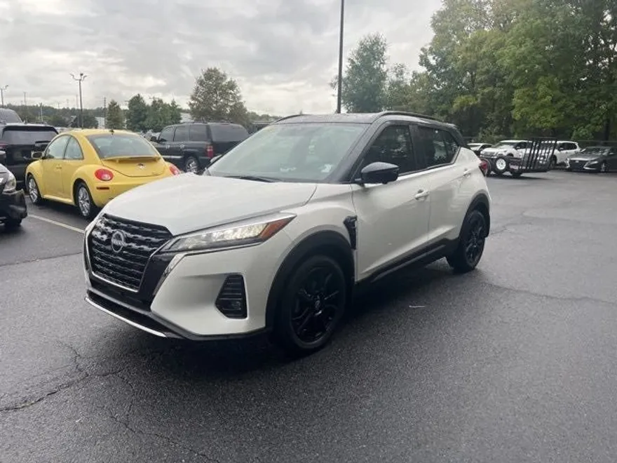 2024 Nissan Kicks SR photo 1
