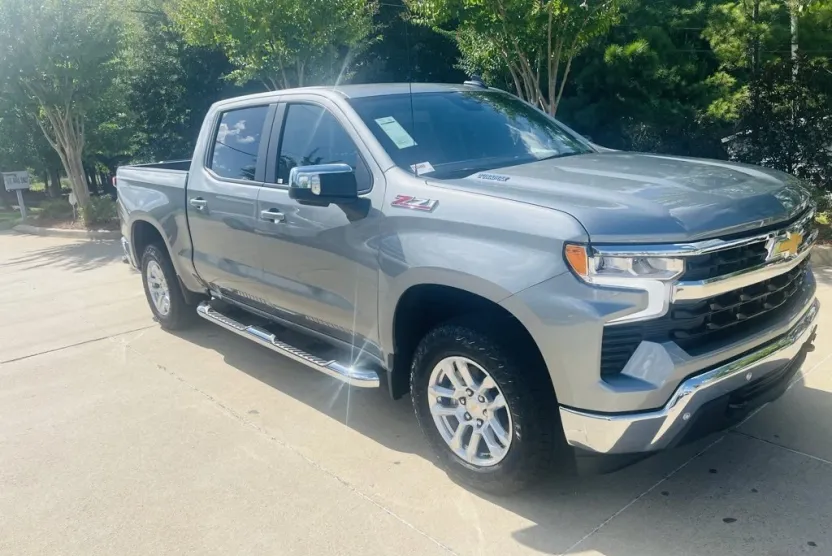2025 Chevrolet Silverado 1500 LT photo 1