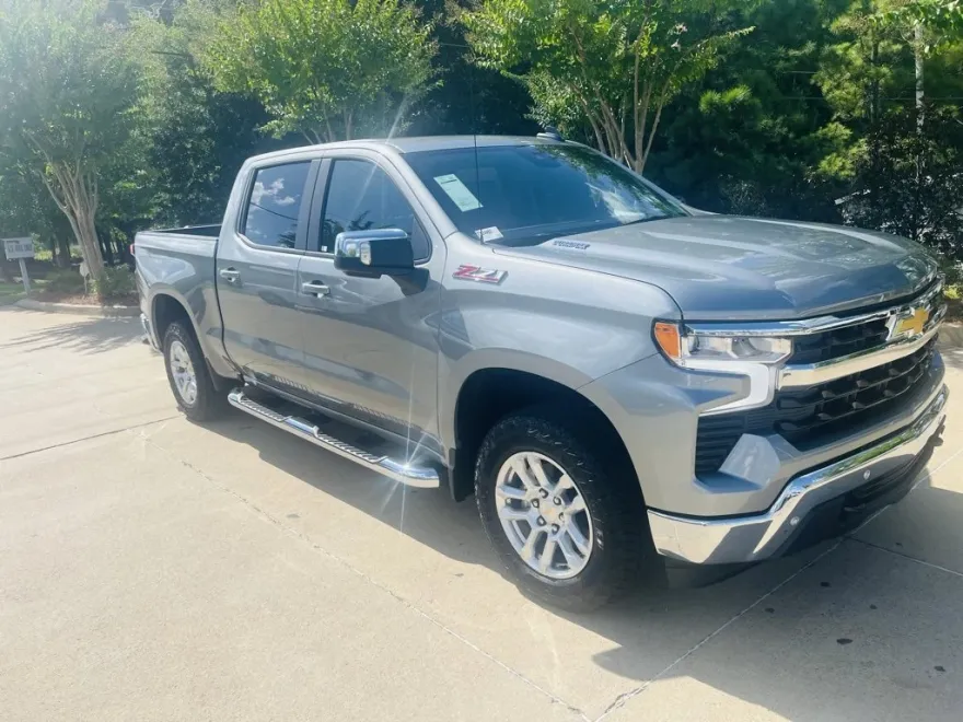 2025 Chevrolet Silverado 1500 LT photo 1