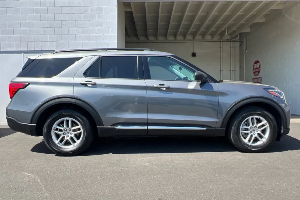2025 Ford Explorer photo 1