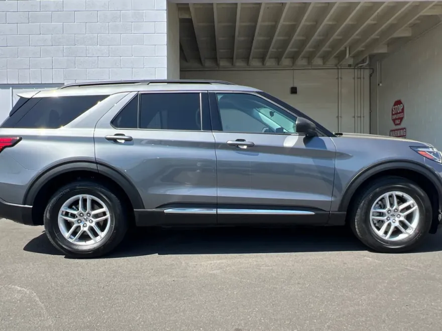2025 Ford Explorer photo 1