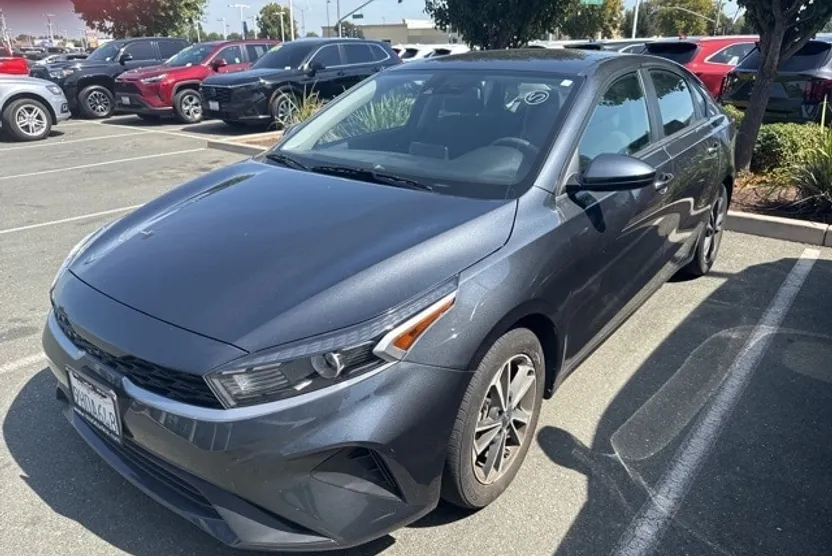 2023 Kia Forte LXS photo 1
