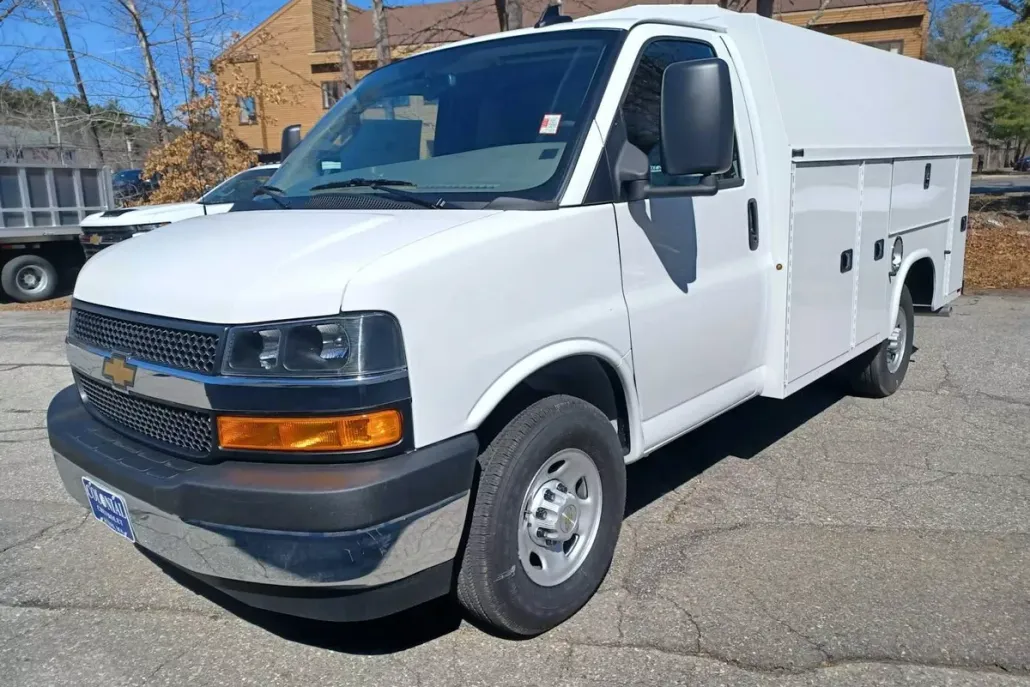 2024 Chevrolet Express Cutaway 3500 photo 1