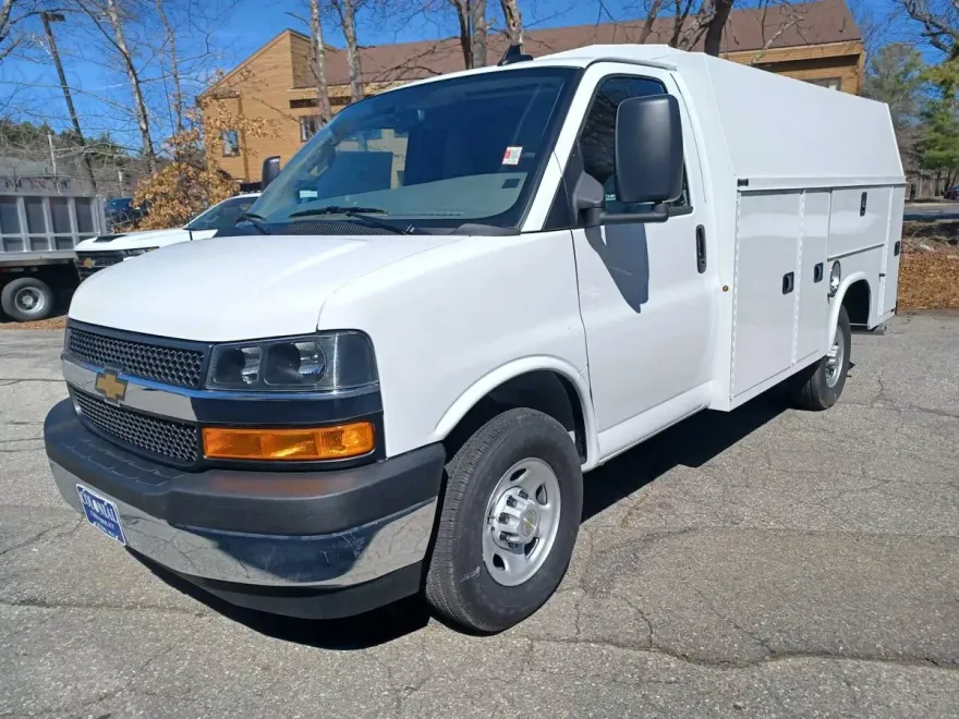2024 Chevrolet Express Cutaway 3500 photo 1