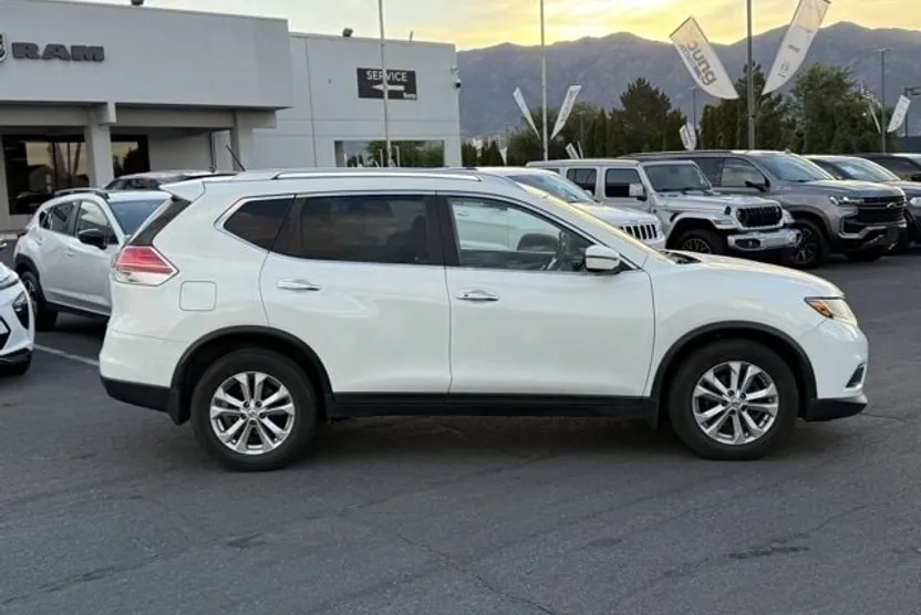 2016 Nissan Rogue SV photo 1