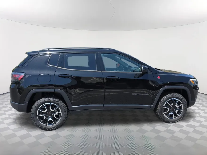2025 Jeep Compass Trailhawk photo 2