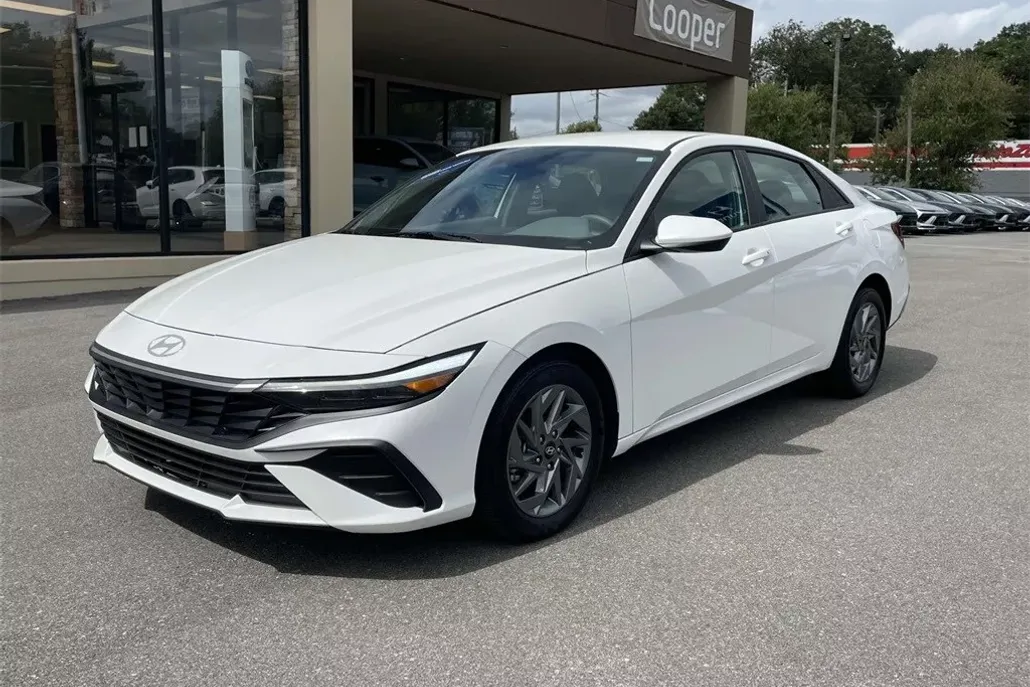 2024 Hyundai Elantra SEL photo 1