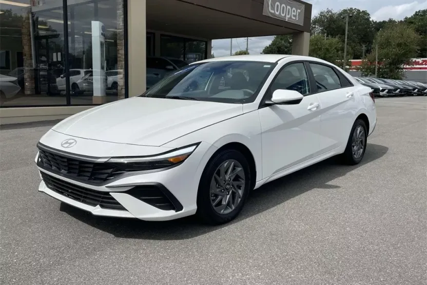2024 Hyundai Elantra SEL photo 1