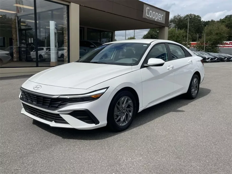 2024 Hyundai Elantra SEL photo 1