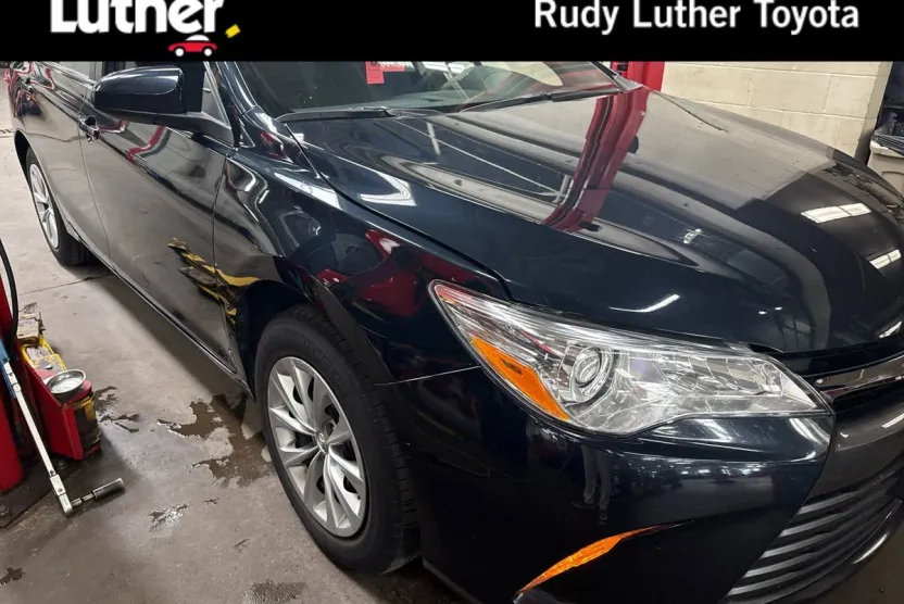2017 Toyota Camry LE photo 1