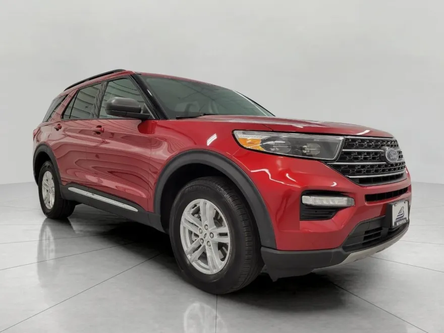 2023 Ford Explorer XLT photo 1