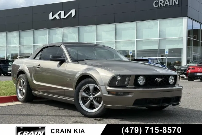 2005 Ford Mustang GT Deluxe photo 1
