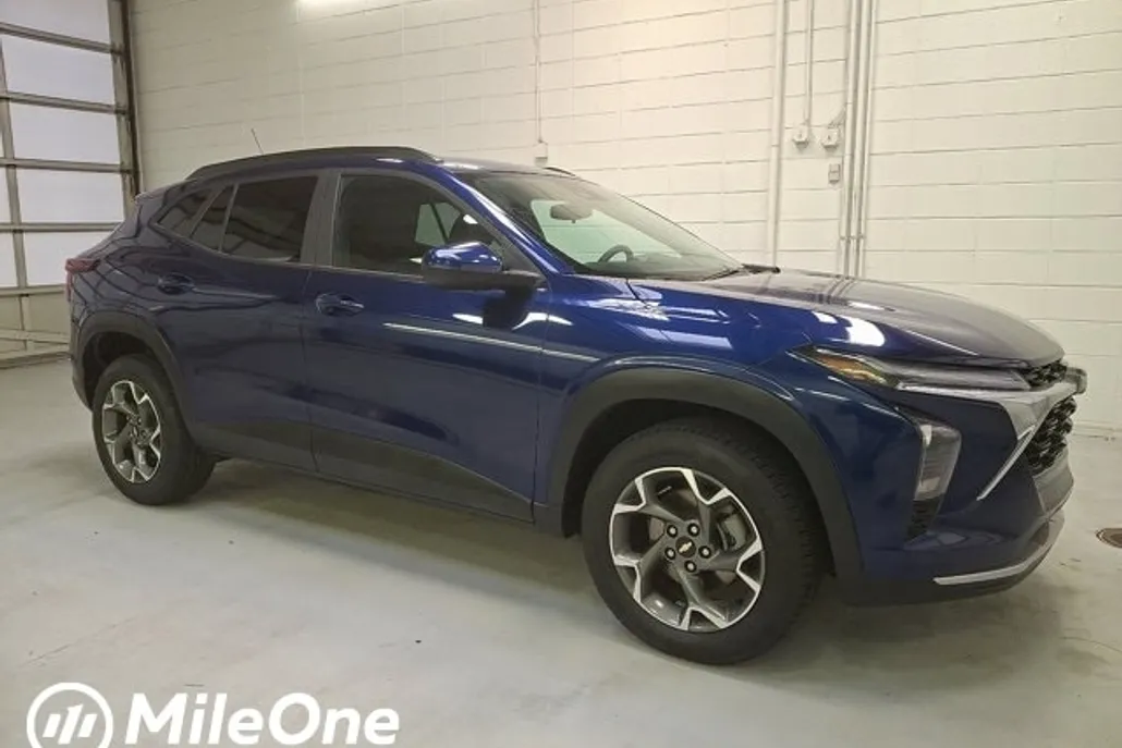 2024 Chevrolet Trax LT photo 1