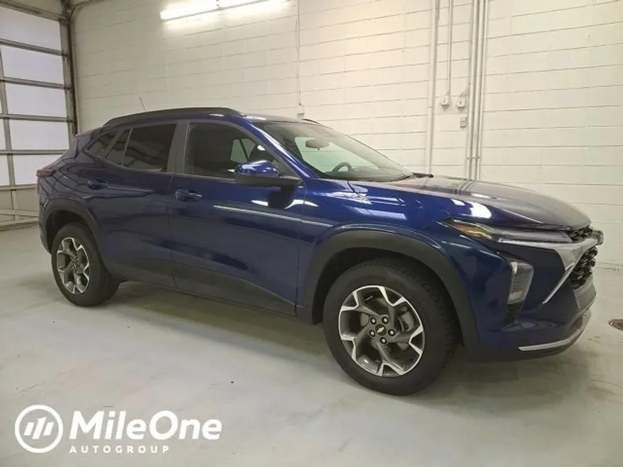 2024 Chevrolet Trax LT photo 1