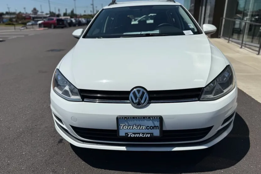 2017 Volkswagen Golf SportWagen S photo 1