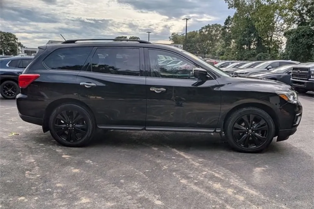 2018 Nissan Pathfinder SL photo 1