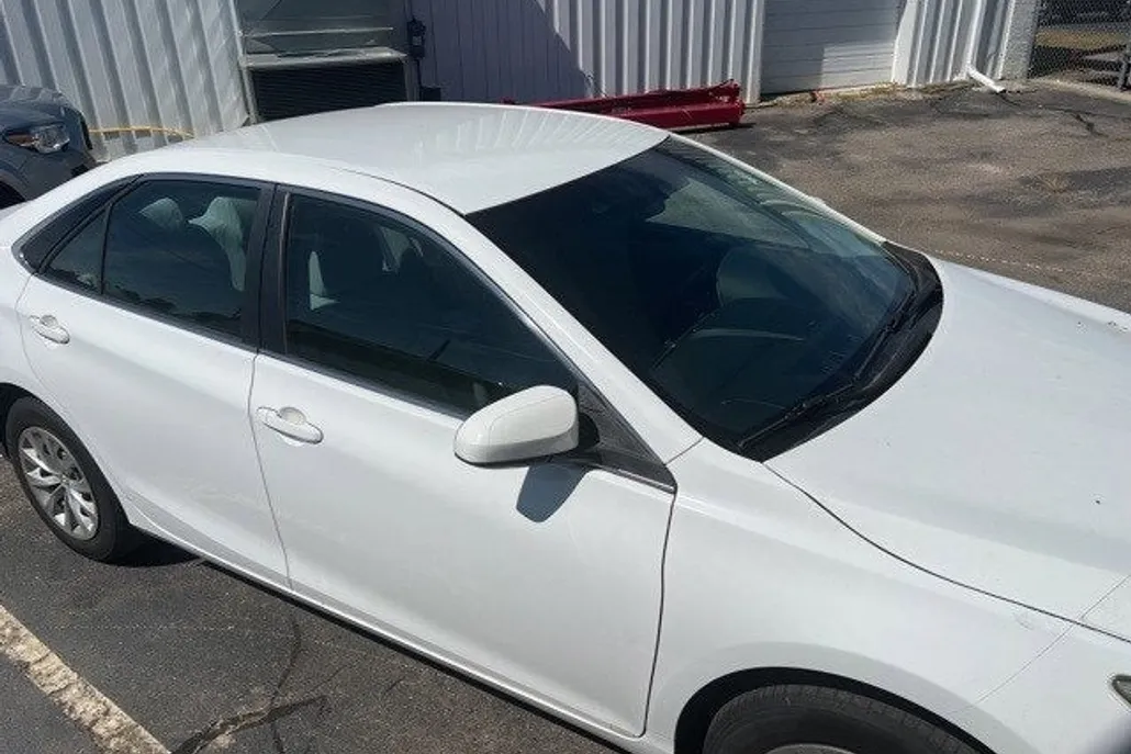 2017 Toyota Camry LE photo 1