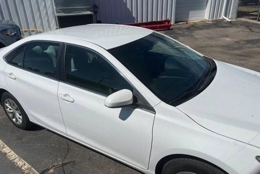 2017 Toyota Camry LE photo 1