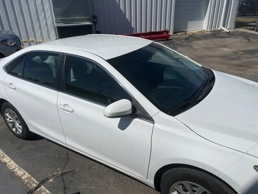 2017 Toyota Camry LE photo 1