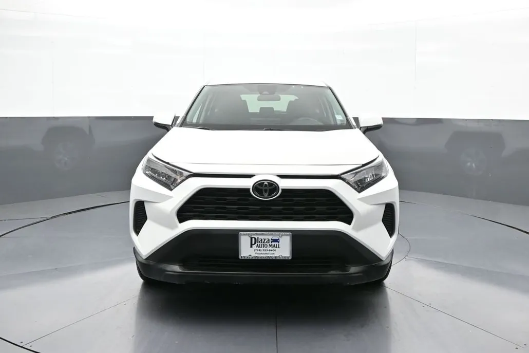 2022 Toyota RAV4 LE photo 1