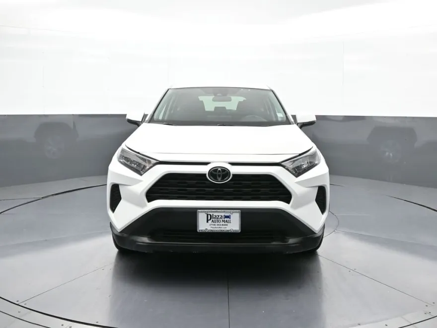 2022 Toyota RAV4 LE photo 1