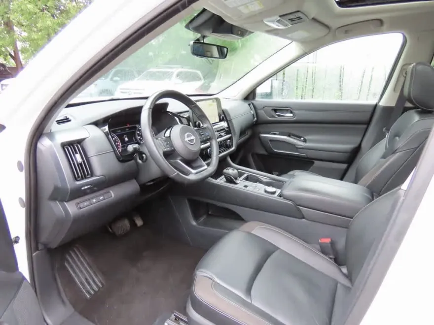 2023 Nissan Pathfinder SL photo 1