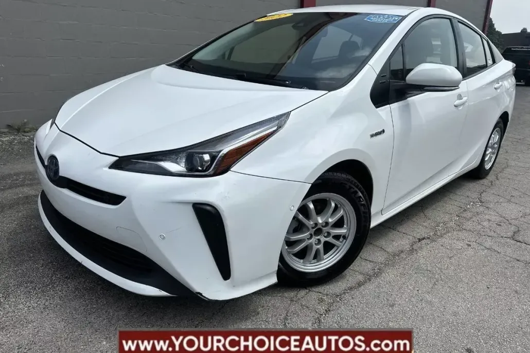 2022 Toyota Prius LE photo 1