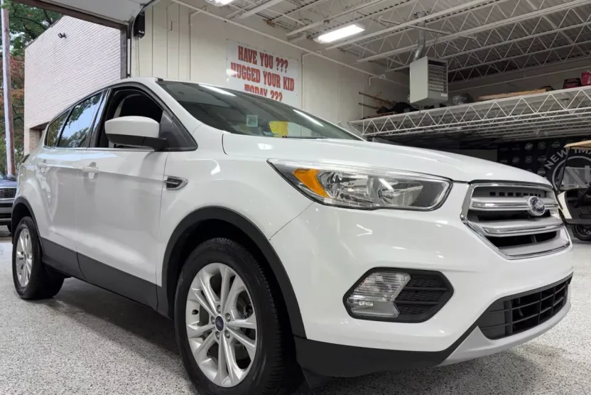 2017 Ford Escape SE Sport photo 1