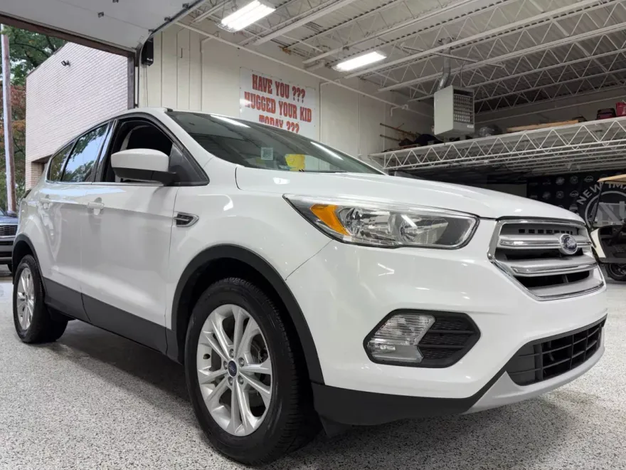 2017 Ford Escape SE Sport photo 1