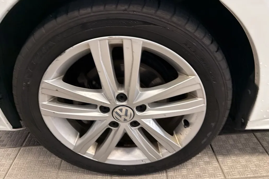 2017 Volkswagen Jetta 1.8T SEL photo 1