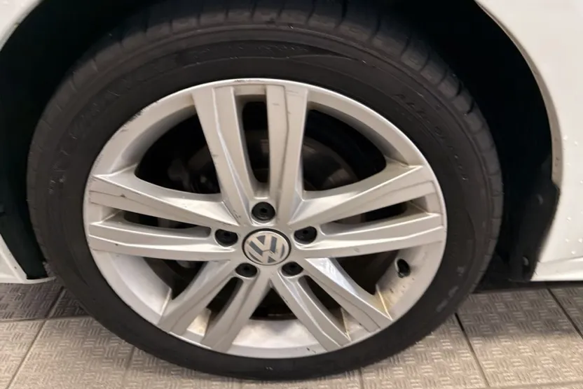 2017 Volkswagen Jetta 1.8T SEL photo 1