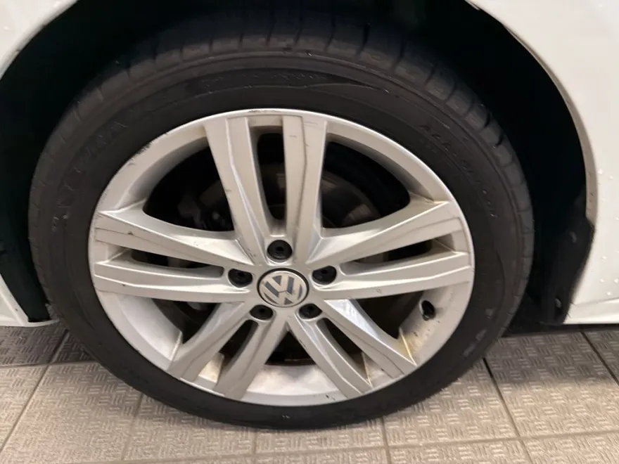 2017 Volkswagen Jetta 1.8T SEL photo 1