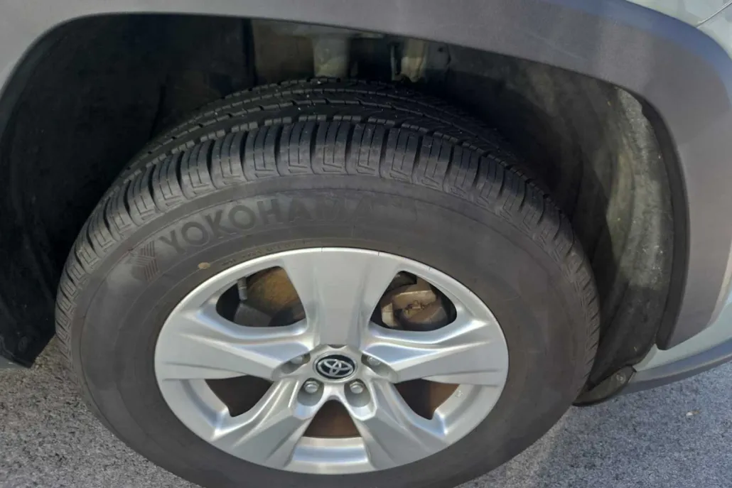 2021 Toyota RAV4 XLE photo 1