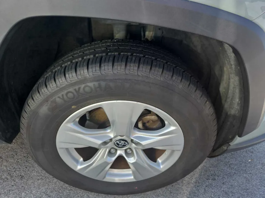 2021 Toyota RAV4 XLE photo 1