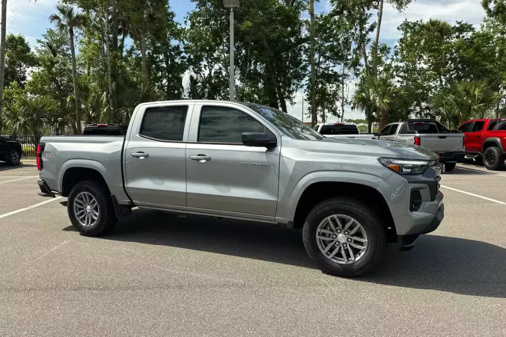 2025 Chevrolet Colorado Work Truck LT photo 1