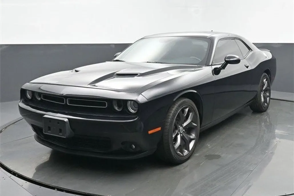 2017 Dodge Challenger SXT Plus photo 1