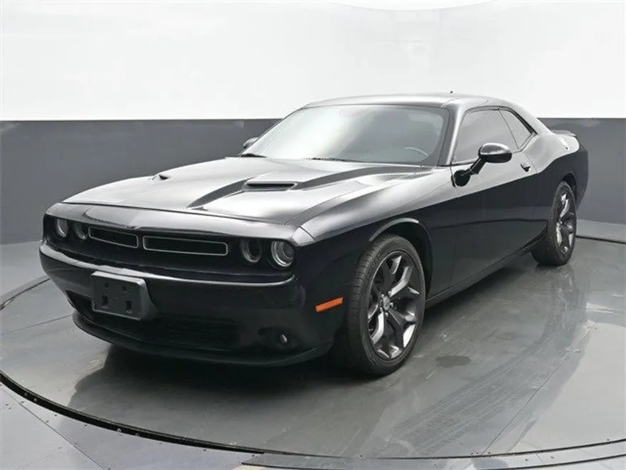 2017 Dodge Challenger SXT Plus photo 1