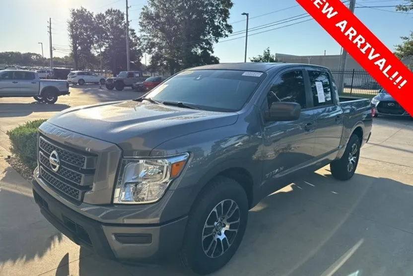 2022 Nissan Titan SV photo 1