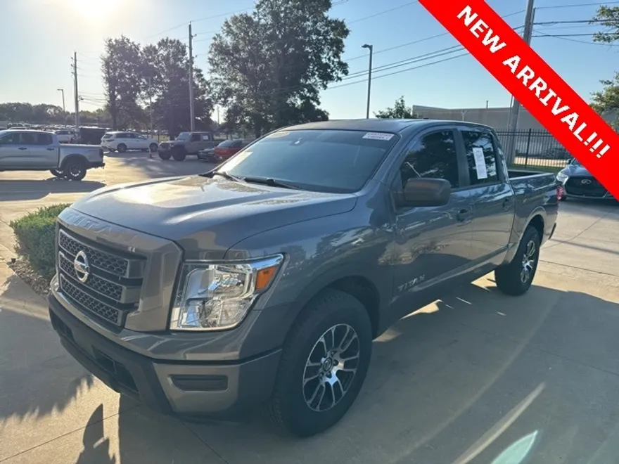 2022 Nissan Titan SV photo 1