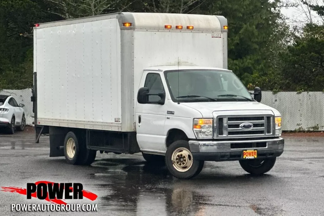 2011 Ford E-350 photo 1