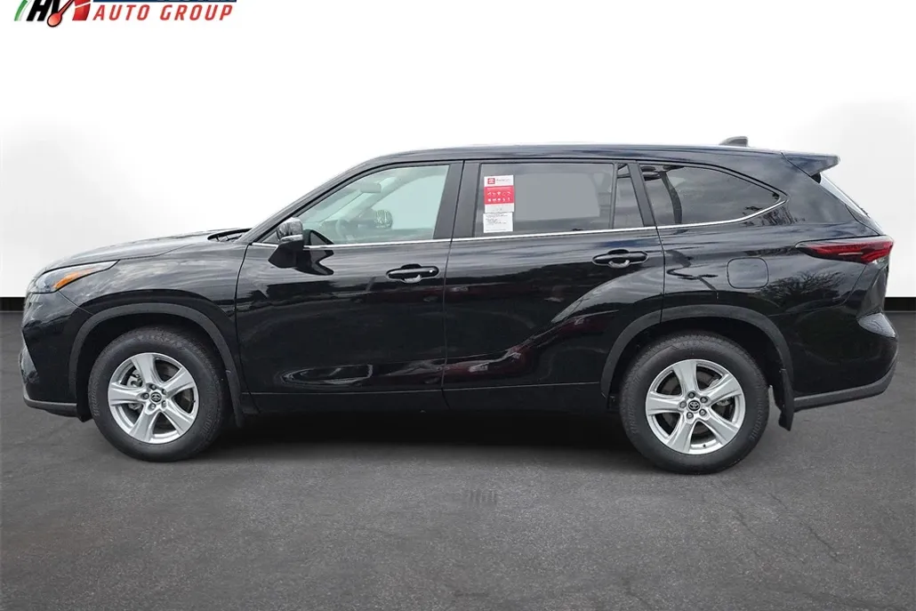2025 Toyota Highlander LE photo 1